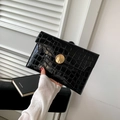 Pochette a busta in pelle nera lucida stampa coccodrillo con fibbia dorata circolare - Nero