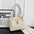 Handgeweven retro shopper tas in crèmewit met bloemenhanger en zijden sjaal - Tas met Bedels / Broken Wit
