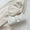 Borsa baguette bianca in ecopelle con fibbia quadrata su un blazer beige - Bianco