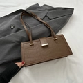 Bolso de hombro marrón con relieve de cocodrilo, correas dobles y detalles dorados - Marrón