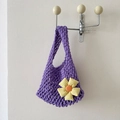 Lila gewebte Handtasche mit gelbem Gingham-Blumenakzent und Strickstruktur - Mit Blumenanhänger / Lila