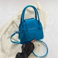 Elegante borsa a mano blu elettrico con motivo a coccodrillo e tracolla regolabile - Celeste