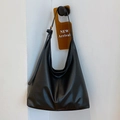 Bolso tote grande negro minimalista en cuero sintético mate con detalle de costura vertical - Negro
