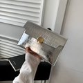 Pochette argento con trama a coccodrillo, fibbia tonda dorata e patta magnetica - Argento
