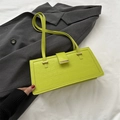 Bolso baguette verde lima con textura de cocodrilo y hebilla metálica en la correa - Verde
