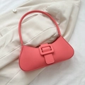 Borsa a spalla baguette retrò rosa corallo con fibbia grande e finitura in pelle - rosa acceso