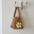 Handgefertigte gewebte Tasche in Kamel mit gelber Karo-Blume und hohlem Maschenmuster - Mit Blumenanhänger / Khaki