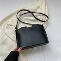 Borsa a tracolla quadrata in pelle nera minimalista con finiture in metallo dorato - Nero