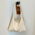 Bolso tote grande blanco crema con correa ajustable y detalles de herrajes dorados - Blanco Roto
