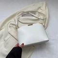 Borsa a tracolla bianca minimalista in ecopelle con elegante dettaglio in metallo dorato - Bianco