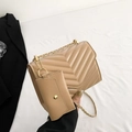 Beigefarbene kleine gesteppte Umhängetasche mit V-Nähten und elegantem Kettenriemen - Khaki