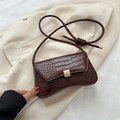 Minimalistische kleine Umhängetasche in Dunkelbraun mit eleganter Krokodilmuster-Struktur - Braun