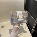 Borsa a tracolla chic in tweed beige con catena dorata e chiusura in metallo fine - Bianco