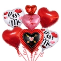 Dettaglio di palloncini in alluminio a cuore con stampe Kiss Me e Te Amo per San Valentino - Stile Catena di Cuori