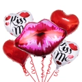 Dettaglio di labbra rosse e palloncini a cuore con stampa Kiss Me per San Valentino - Stile Labbra
