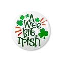 Détail du badge en fer-blanc de la Saint-Patrick avec texte irlandais et trèfles verts - Style A Wee Bit Irish (sptlk001-5)