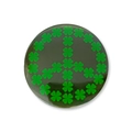 Détail du badge rond de la Saint-Patrick avec signe de paix en trèfles verts brillants - Style Paix Trèfle (sptlk001-8)