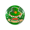 Vue détaillée du badge en fer-blanc St. Patrick avec trèfle et chapeau de leprechaun - Style Chapeau Haut-de-Forme à Carreaux (sptlk001-10)