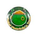 Détail du badge Saint-Patrick avec trèfle et pot d'or sur fond à carreaux verts - Style Pot d'Or (sptlk001-11)