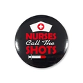 Dettaglio macro della spilla da infermiera in latta con siringa e grafica del cappello - Nurses Call The Shots (Stile 4)