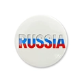 Close-up van een ronde blikken badge met RUSSIA-tekst in de kleuren van de Russische vlag - RUSSIA Hoofdletters (法国国旗款式4)