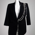 Dettaglio della catena da spalla in perle a più strati e spilla a stella su blazer nero - 01 Argento 0081