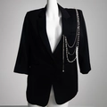 Spilla a stella con perle sintetiche su un blazer nero con catene metalliche a strati - 02 Argento 0082