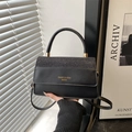 Bolso bandolera negro con solapa brillante y asa superior para un estilo moderno - Negro
