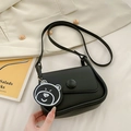 Elegante borsa a sella in pelle nera da donna con ciondolo a orso e chiusura a patta - Piccola Borsa Quadrata a Spalla (Con Ciondolo Orso) / Nero