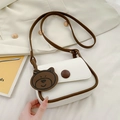Borsa a sella bianco crema con bordo marrone e ciondolo a forma di orso in pelle - Piccola Borsa Quadrata a Spalla (Con Ciondolo Orso) / Bianco Sporco