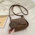 Borsa a sella marrone scuro in ecopelle con bottone a patta e ciondolo a orsetto - Piccola Borsa Quadrata a Spalla (Con Ciondolo Orso) / Marrone