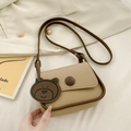 Borsa a tracolla beige minimalista con bordo marrone e ciondolo a forma di orsetto - Piccola Borsa Quadrata a Spalla (Con Ciondolo Orso) / Cachi