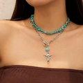 Dettaglio della collana turchese vintage con ciondolo a teschio di toro e chiusura a T - Stile Doppio Strato Schegge di Turchese Teschio di Toro
