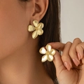 Orecchini a perno a cinque petali in oro opaco con dettagli su modella reale - Orecchino a Bottone Fiore a Cinque Petali Opaco / Bronzo Opaco (3189)