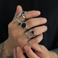 Detailaufnahme von fünf Vintage-Punk-Ringen mit schwarzen Sternen und Schlangenmotiven - Emaille-Stern und Schlange Kombinierter Stil (06695)