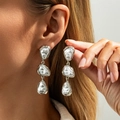 Boucles d'oreilles pendantes en perles baroques argentées avec trois perles blanches - Style Argenté (3791)