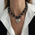 Collier chic avec pendentif cœur, perles à texture marbre et anneaux argentés polis - Marbre Noir & Blanc