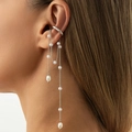 Dettaglio dell'orecchino a clip argento con perle eleganti e lunghe catene pendenti - Stile Nappa Lunga di Perle d'Imitazione (03790) / Argento