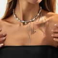 Collana elegante di perle con ciondolo a cuore e lunghe nappe a stella su modella - White K (07437)