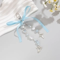 Portachiavi cuore blu con nastro di raso, perle e ciondoli a scarpette da ballo - Blu Chiaro (0227)
