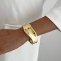 Vista detallada de un brazalete de metal líquido irregular con acabado dorado pulido - Dorado (02536)
