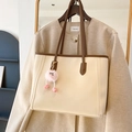 Bolso tote beige con asas marrón oscuro y colgante de peluche rosa para el otoño - Con Colgante / Blanco Roto