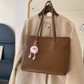 Bolso tote grande marrón con colgante de monstruo rosa y abrigo de otoño beige - Con Colgante / Marrón