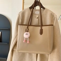 Bolso tote vintage color albaricoque con correas marrones y colgante de peluche - Con Colgante / Caqui