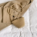 Mini borsa a secchiello in paglia beige con chiusura a perla e tracolla lunga in corda - Cachi