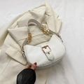 Bolso de hombro blanco tipo media luna con detalles metálicos dorados de lujo - Blanco