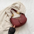 Bolso de hombro media luna burdeos con cadena dorada sobre una chaqueta blazer beige - Rojo