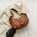 Bolso de media luna marrón caramelo con cadena dorada y correa de hebilla elegante - Marrón
