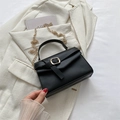 Schwarze Kettenschultertasche aus mattem Leder mit goldenem rechteckigem Metallverschluss - Schwarz