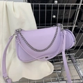 Schicke lavendelfarbene Halbmond-Tasche mit Silberkette und abnehmbarem Münzfach - Lila